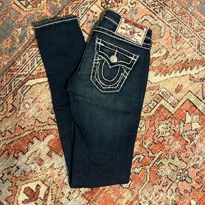 True Religion ultra low rise skinny w/ contrasting seams. Size 26. 33” inseam.